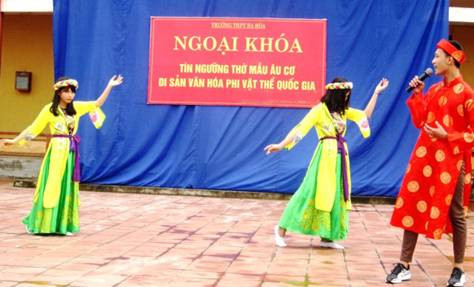 Một giờ học tại thực địa của thầy trò trường THPT Hạ Hòa