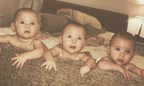Ba bé được bố mẹ chăm sóc là chính, với sự trợ giúp của bà ngoại ở kề ngay đó. Ba bé được bố mẹ chăm sóc là chính, với sự trợ giúp của bà ngoại ở kề ngay đó.
