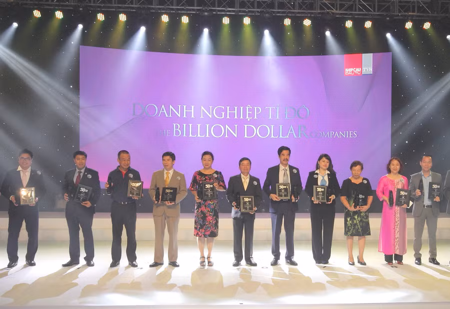 Ông Nguyễn Quốc Khánh – Giám đốc Điều hành Vinamilk cùng các đại diện công ty nhận giải thuộc hạng mục “Doanh nghiệp tỷ đô”.