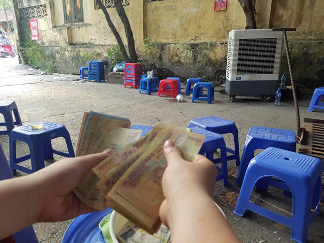 Cuối buổi cô T.Bình vui vẻ đếm tiền doanh thu.