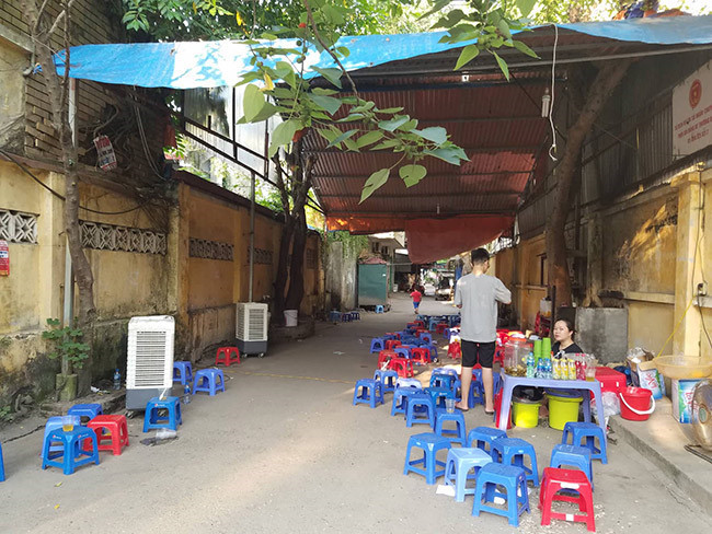 Quán bán nước của cô T.Bình duy trì được hơn 10 năm và chỉ hoạt động trong những ngày thi.