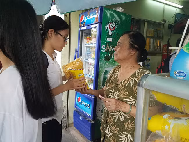 Hoạt động kinh doanh tấp nập trong ngày thi đầu tiên.