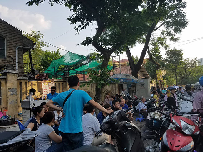 Rất đông phụ huynh ngồi tại các quán cóc vỉa hè chờ thí sinh kết thúc môn thi.