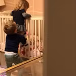 Những tình huống hài hước khi trẻ con giúp đỡ nhau