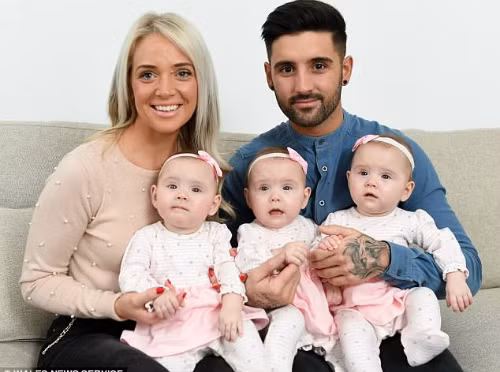 Ba bé gái giống nhau đến mức bố mẹ phải phân biệt bằng sơn móng chân