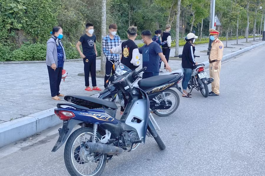 Công an thành phố Vinh ngăn chặn một nhóm thanh, thiếu niên tụ tập đua càn ở khu vực núi Dũng Quyết.