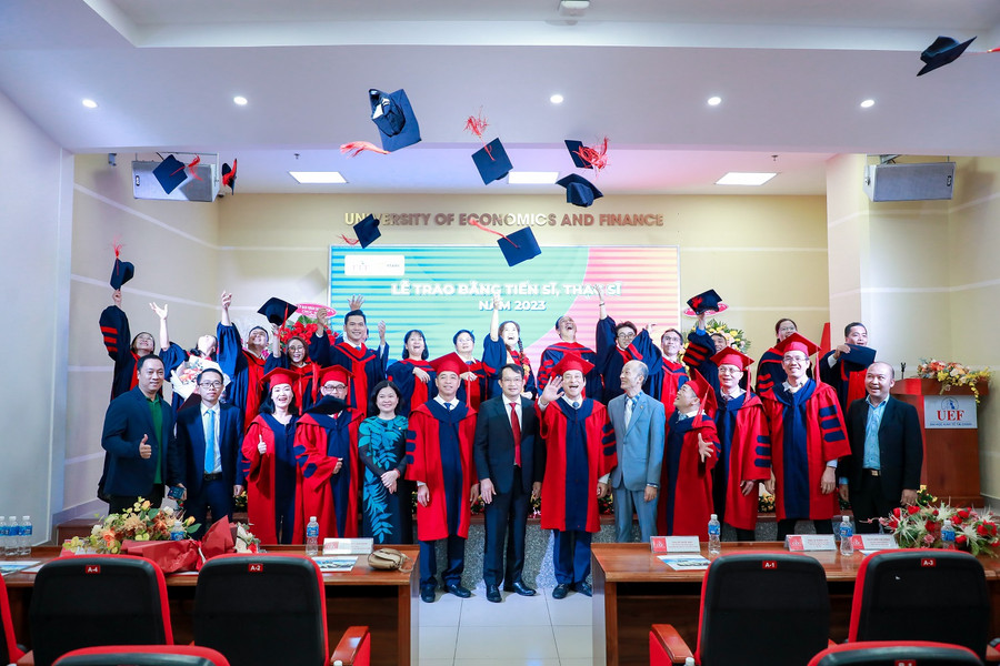 Các tân Tiến sĩ và Thạc sĩ trong ngày vui nhận bằng.