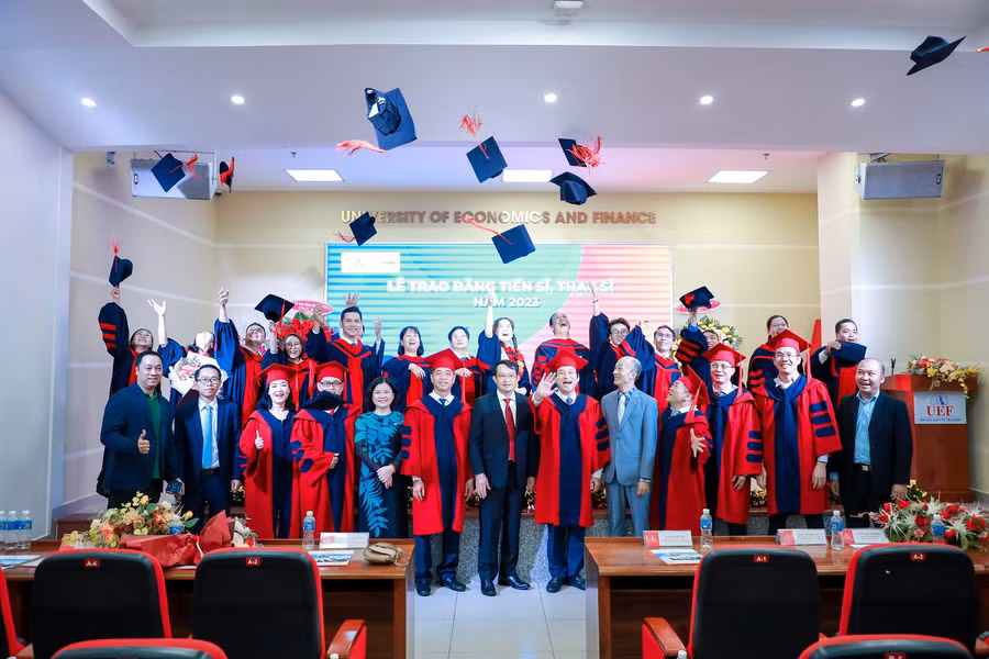 Các tân Tiến sĩ và Thạc sĩ trong ngày vui nhận bằng.