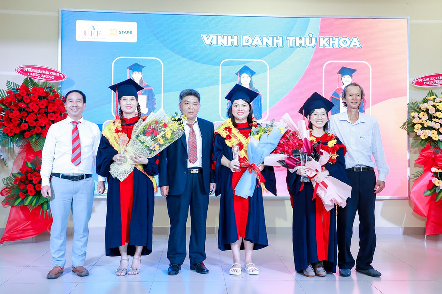 Các thủ khoa Thạc sĩ chia vui cùng gia đình.