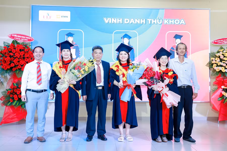 Các thủ khoa Thạc sĩ chia vui cùng gia đình.