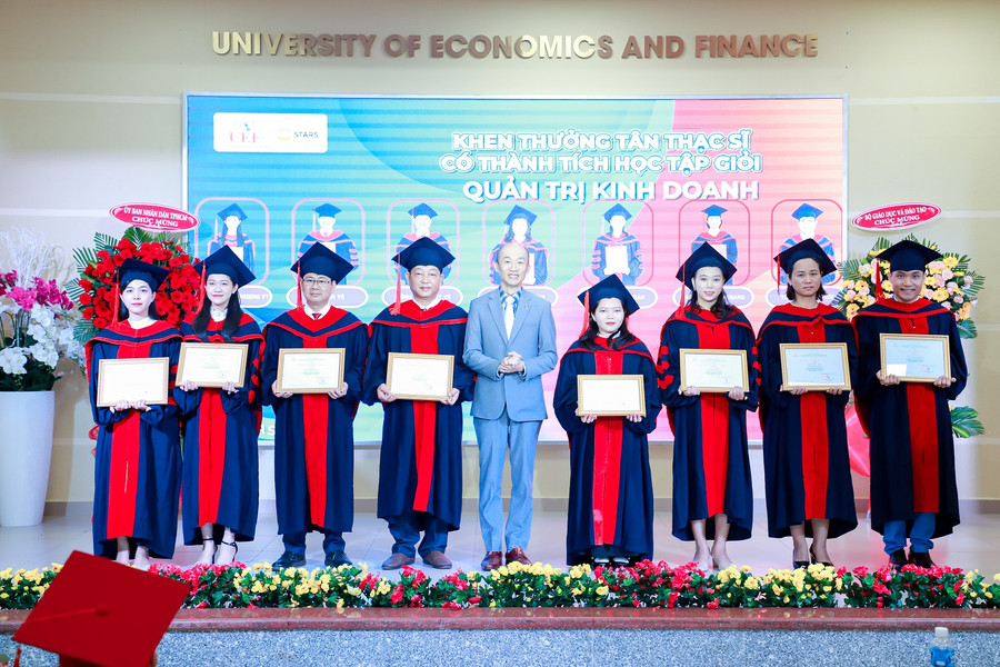 Nhà trường vinh danh các tân Thạc sĩ có thành tích nghiên cứu, học tập xuất sắc.