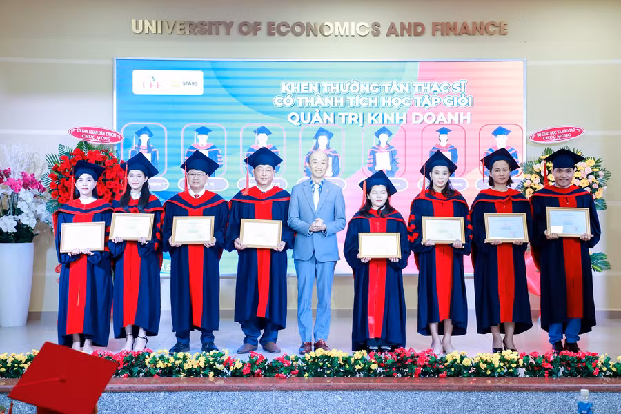 Nhà trường vinh danh các tân Thạc sĩ có thành tích nghiên cứu, học tập xuất sắc.