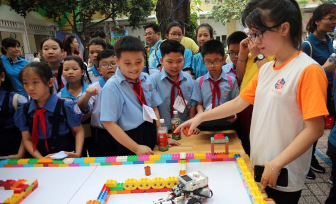 Nhóm tư vấn viên hướng nghiệp sẽ trả lời các thắc mắc của học sinh. 