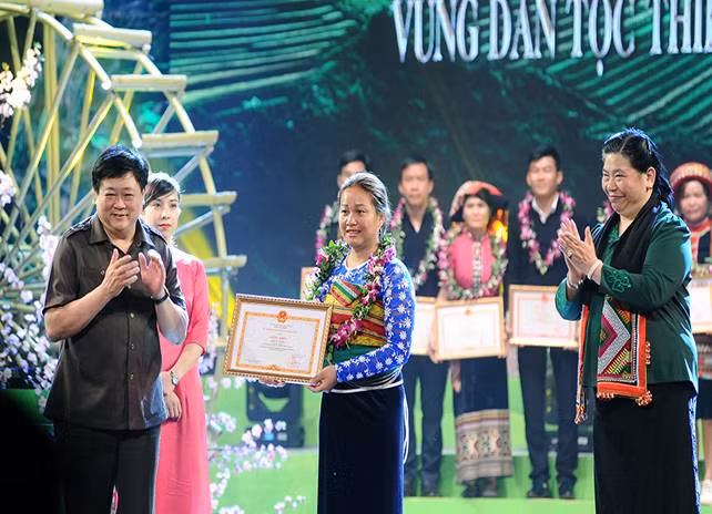 Đồng chí Tòng Thị Phóng, Ủy viên Bộ Chính trị, Phó Chủ tịch Thường trực Quốc hội và ông Nguyễn Thế Kỷ, Ủy viên Trung ương Đảng, Tổng Giám đốc Đài Tiếng nói Việt Nam trao tặng bằng khen cho cá nhân điển hình.