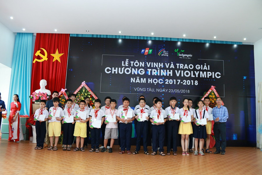 Trao giải cho các em khu vực phía Nam