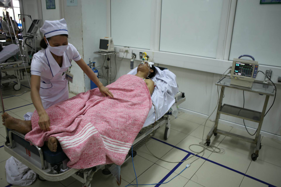 Chồng chị Vân Anh là anh Thái Anh Tuấn đang được cấp cứu, điều trị tại BV Đa khoa Hữu nghị Nghệ An Chồng chị Vân Anh là anh Thái Anh Tuấn đang được cấp cứu, điều trị tại BV Đa khoa Hữu nghị Nghệ An