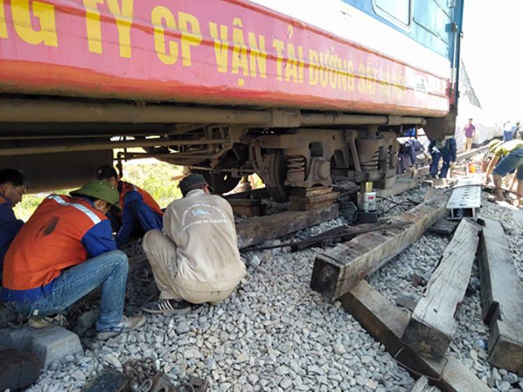 Một số hình ảnh tại hiện trường vụ tai nạn lật tàu tại Tĩnh Gia, Thanh Hóa Một số hình ảnh tại hiện trường vụ tai nạn lật tàu tại Tĩnh Gia, Thanh Hóa