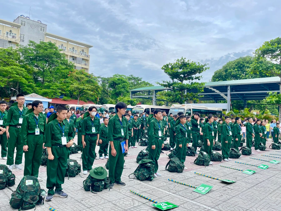 Hàng trăm chiến sĩ nhí tham gia "Học kỳ quân đội" năm 2023. Ảnh: LT.