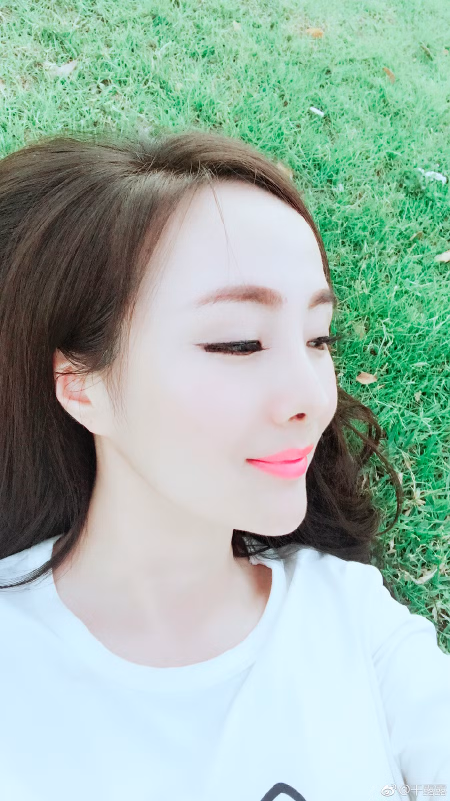 Không thể tin nổi Nữ hoàng khoe thân Can Lộ Lộ ngày nào giờ đây lột xác hoàn toàn, e ấp như thiếu nữ 18 thế này - Ảnh 13. Không thể tin nổi Nữ hoàng khoe thân Can Lộ Lộ ngày nào giờ đây lột xác hoàn toàn, e ấp như thiếu nữ 18 thế này-15