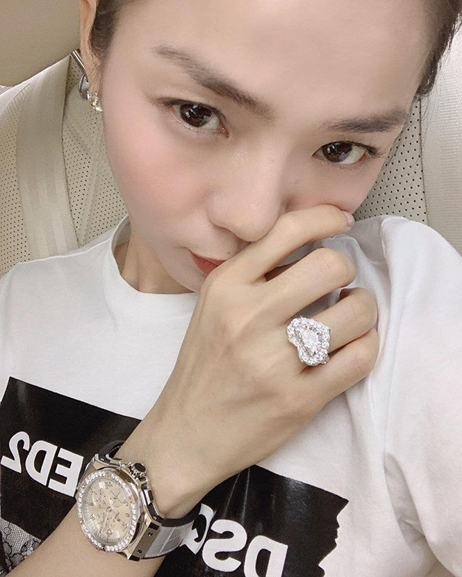 Loạt ảnh Lệ Quyên khoe nhẫn kim cương và đồng hồ tiền tỷ gây ‘choáng’ ảnh 10 Loạt ảnh Lệ Quyên khoe nhẫn kim cương và đồng hồ tiền tỷ gây ‘choáng’ - ảnh 10