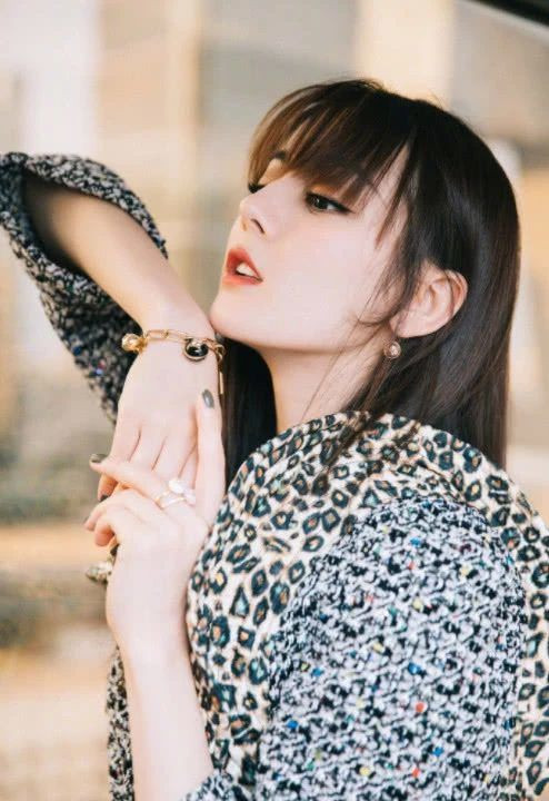 Địch Lệ Nhiệt Ba xinh đẹp, lạ lẫm với tạo hình tóc ngang mới mẻ ảnh 7