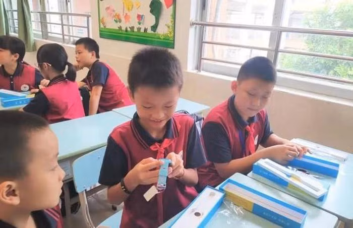 "Được" tặng đồng hồ định vị, học sinh Trung Quốc không còn cơ hội trốn đi chơi