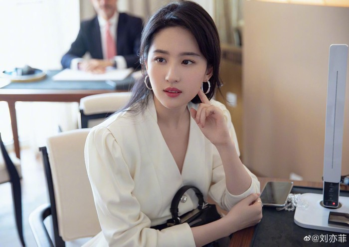 "Thần tiên tỷ tỷ" Lưu Diệc Phi đẹp không tỳ vết ở tuổi 32 ảnh 2