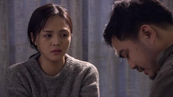 Sang đến “Về nhà đi con” Thu Quỳnh lại xuất hiện với hình ảnh dịu dàng, hiền lành và chịu nhiều nỗi khổ trong cuộc sống hôn nhân.