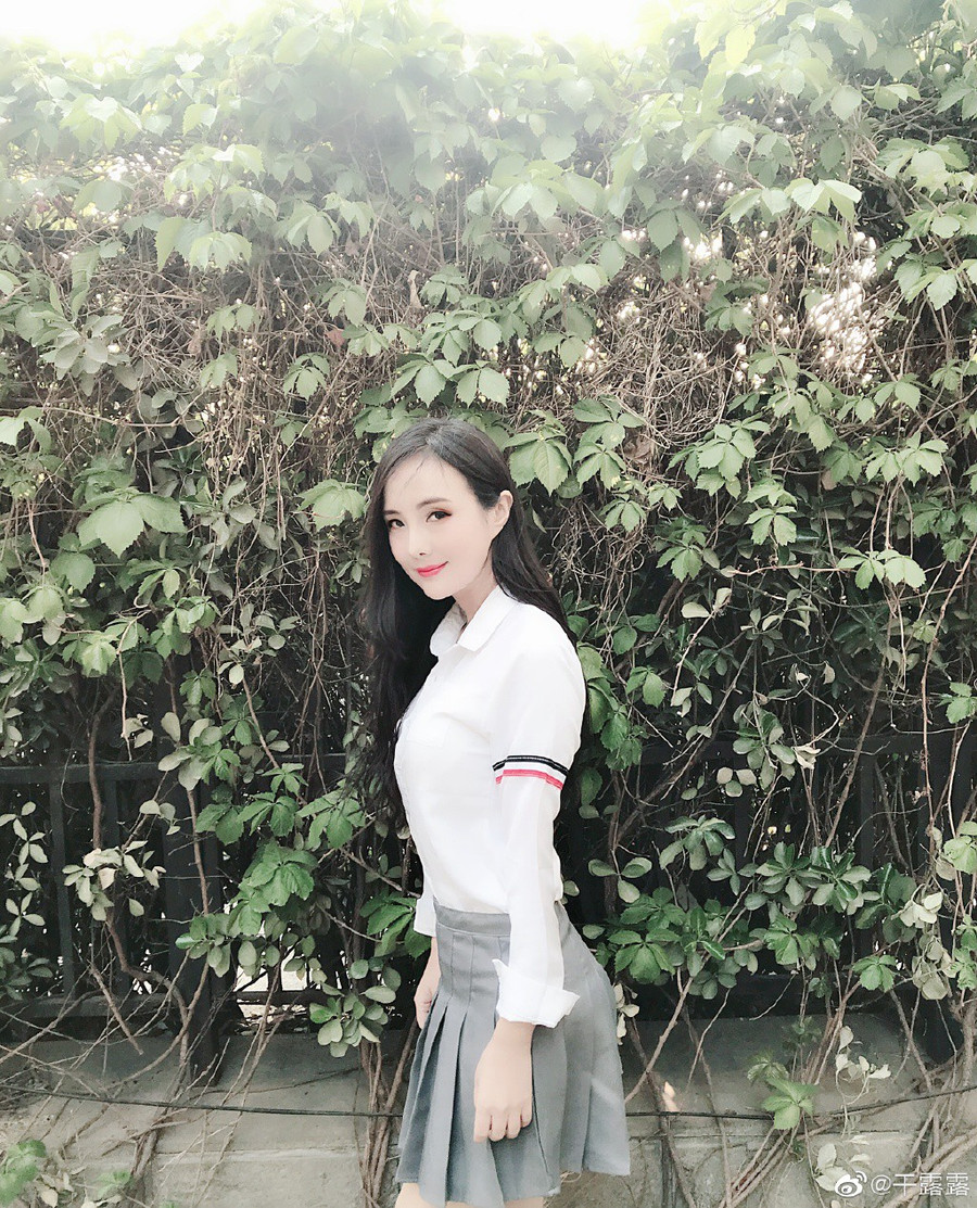 Không thể tin nổi Nữ hoàng khoe thân Can Lộ Lộ ngày nào giờ đây lột xác hoàn toàn, e ấp như thiếu nữ 18 thế này - Ảnh 5. Không thể tin nổi Nữ hoàng khoe thân Can Lộ Lộ ngày nào giờ đây lột xác hoàn toàn, e ấp như thiếu nữ 18 thế này-7