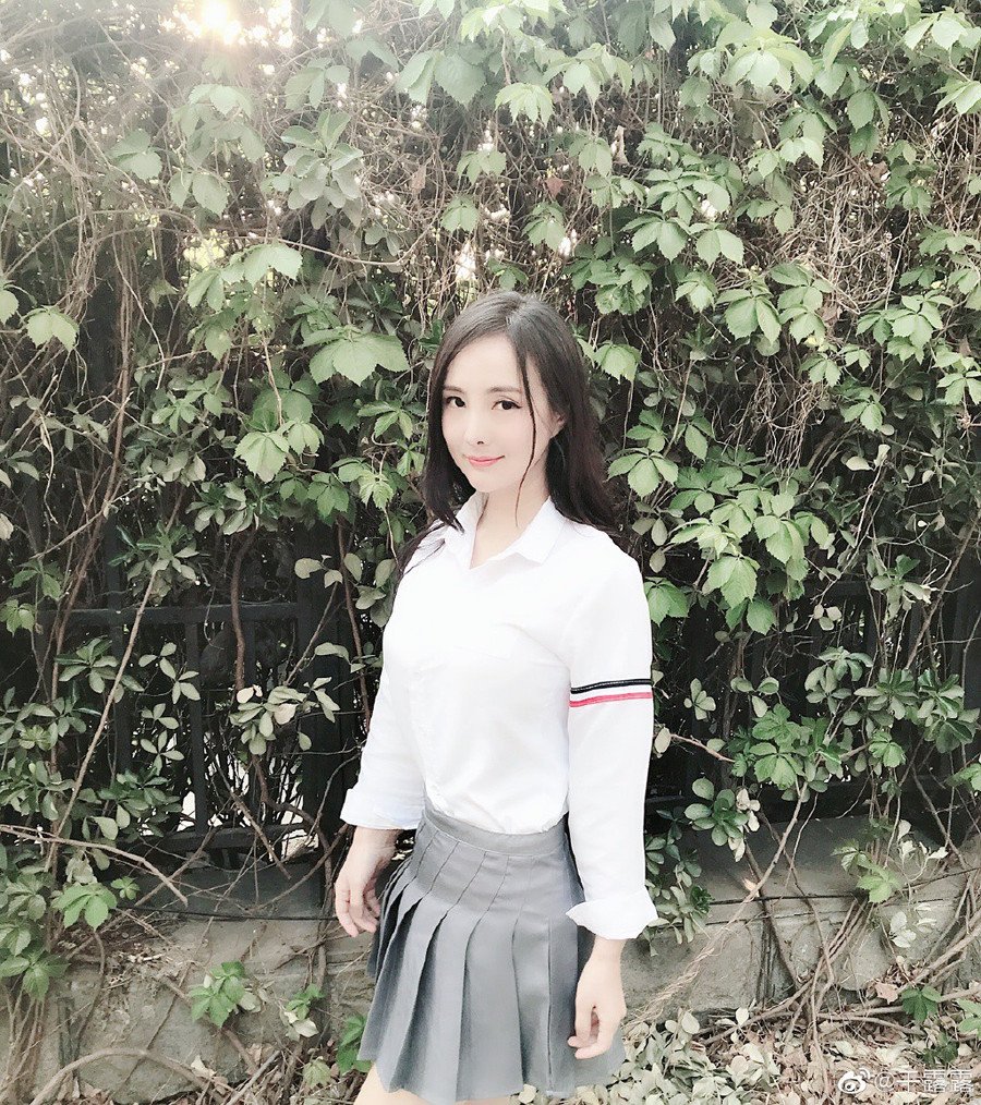 Không thể tin nổi Nữ hoàng khoe thân Can Lộ Lộ ngày nào giờ đây lột xác hoàn toàn, e ấp như thiếu nữ 18 thế này - Ảnh 7. Không thể tin nổi Nữ hoàng khoe thân Can Lộ Lộ ngày nào giờ đây lột xác hoàn toàn, e ấp như thiếu nữ 18 thế này-9