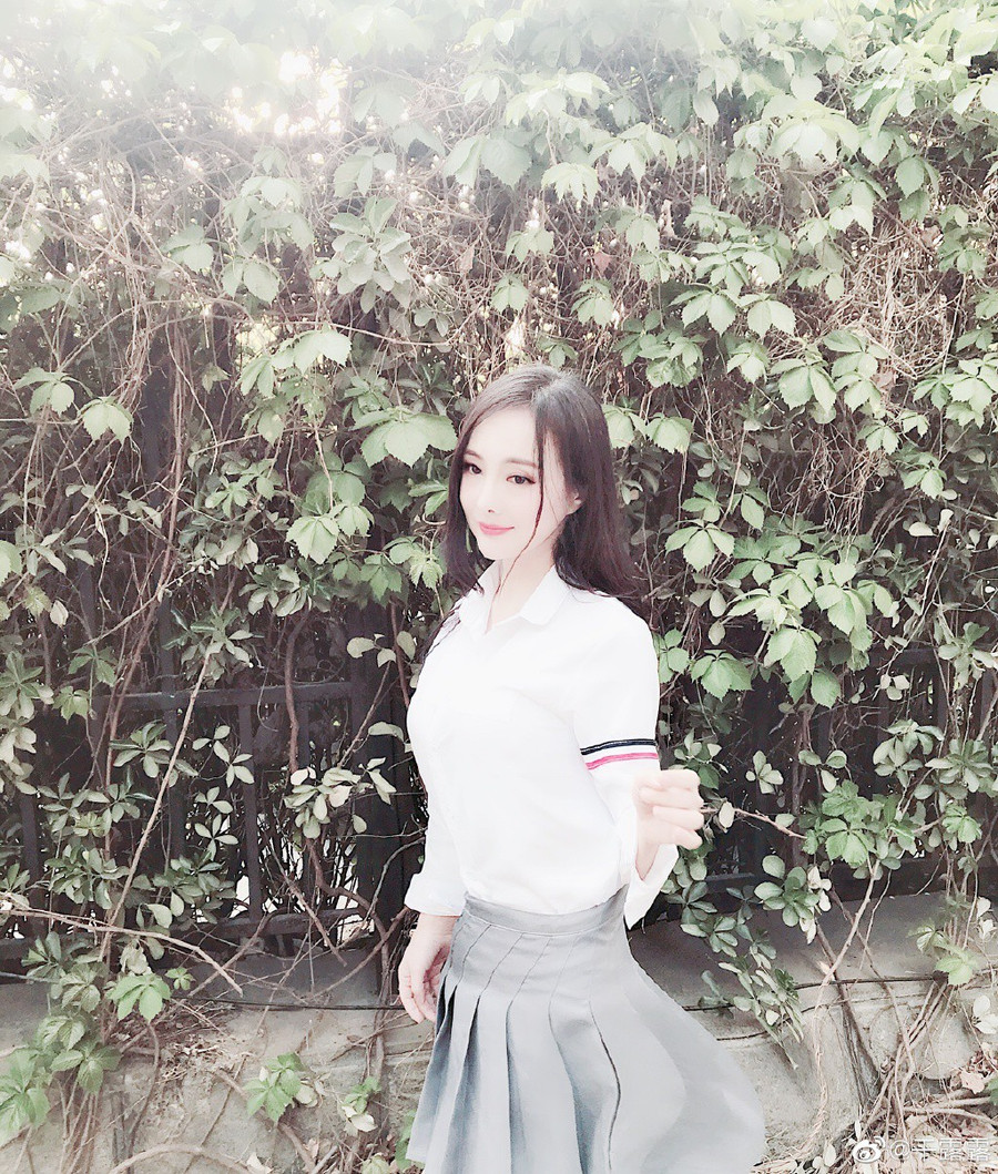 Không thể tin nổi Nữ hoàng khoe thân Can Lộ Lộ ngày nào giờ đây lột xác hoàn toàn, e ấp như thiếu nữ 18 thế này - Ảnh 9. Không thể tin nổi Nữ hoàng khoe thân Can Lộ Lộ ngày nào giờ đây lột xác hoàn toàn, e ấp như thiếu nữ 18 thế này-11