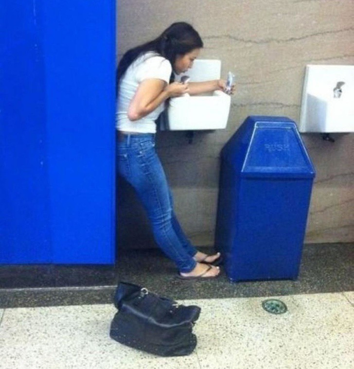 Những bức ảnh seflie "bất chấp" cho chúng ta thấy mạng xã hội đã chi phối và thao túng chúng ta như thế nào - Ảnh 8. Những bức ảnh seflie "bất chấp" cho chúng ta thấy mạng xã hội đã chi phối và thao túng chúng ta như thế nào - Ảnh 8.