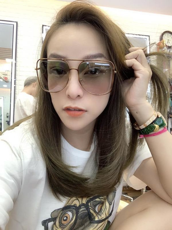 Trong lúc Minh Nhựa đang say đắm với vợ 2, cuộc sống của vợ đầu ra sao? ảnh 14 Trong lúc Minh Nhựa đang say đắm với vợ 2, thì người vợ đầu (cũng là mẹ ruột của cô con gái Rich Kid) đang làm gì? ảnh 14