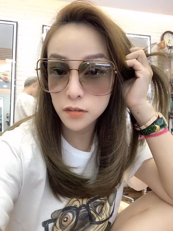 Trong lúc Minh Nhựa đang say đắm với vợ 2, thì người vợ đầu (cũng là mẹ ruột của cô con gái Rich Kid) đang làm gì? ảnh 14