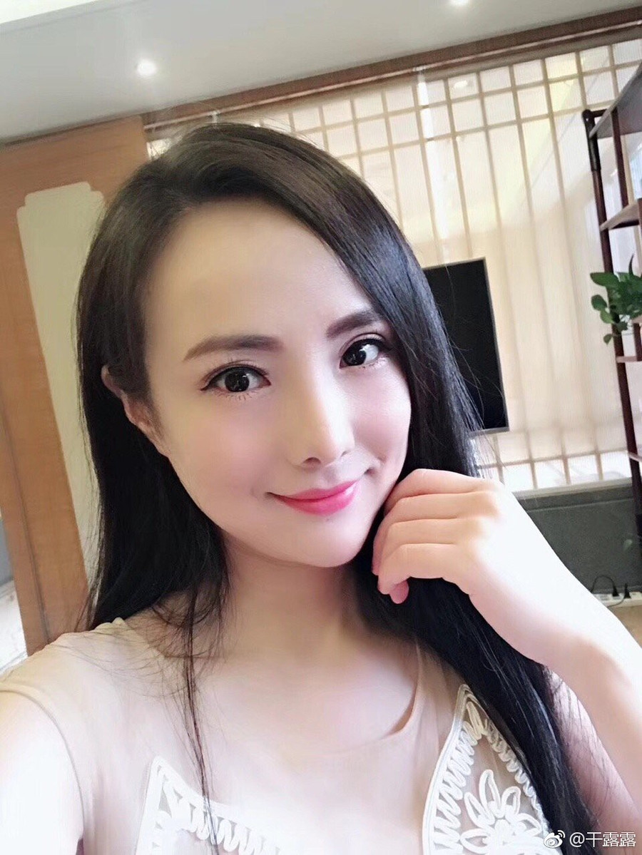 Không thể tin nổi Nữ hoàng khoe thân Can Lộ Lộ ngày nào giờ đây lột xác hoàn toàn, e ấp như thiếu nữ 18 thế này - Ảnh 10. Không thể tin nổi Nữ hoàng khoe thân Can Lộ Lộ ngày nào giờ đây lột xác hoàn toàn, e ấp như thiếu nữ 18 thế này-12