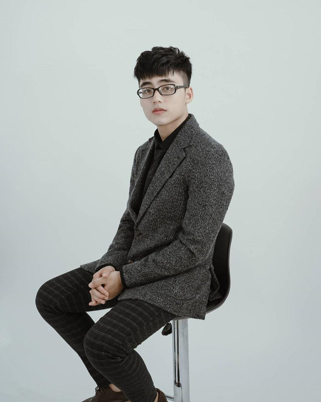 Dân mạng nói khó nhận ra đây là cậu em từng xuất hiện và song ca với chủ nhân bản hit Em của ngày hôm qua cách đây 4 năm. "Em trai Sơn Tùng M-TP trưởng thành thế này rồi cơ à? Thế hệ 10X ăn gì mà mau lớn thế không biết", @mainguyen2910 nói. Em Son Tung M-TP dang anh selfie, dan mang khen dep trai hon ca anh hinh anh 10