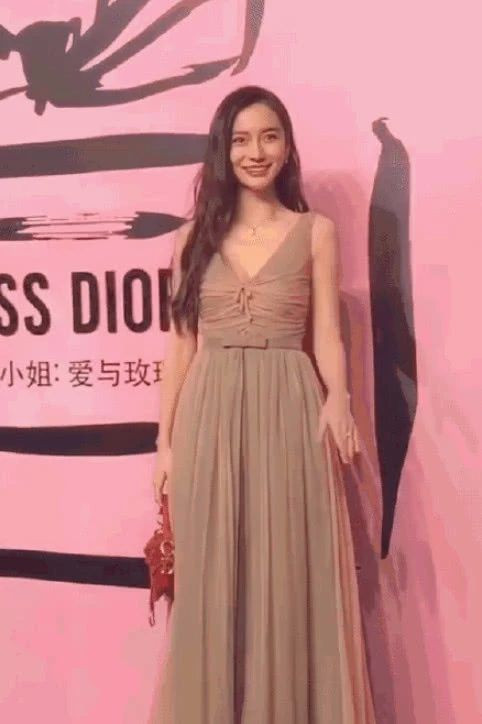 Sau nghi vấn ly hôn Huỳnh Hiểu Minh, Angelababy hành động bất thường ảnh 5 Sau nghi vấn ly hôn Huỳnh Hiểu Minh, Angelababy thay nhẫn cưới thành nhẫn khác ảnh 4