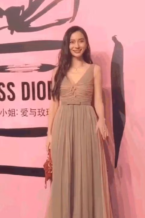 Sau nghi vấn ly hôn Huỳnh Hiểu Minh, Angelababy thay nhẫn cưới thành nhẫn khác ảnh 4