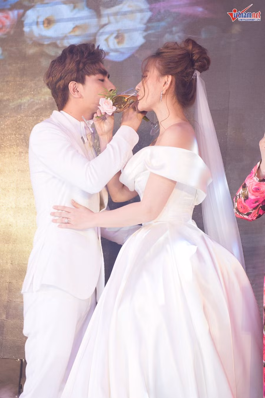 Thu Thủy bật khóc vì câu nói của chồng kém 10 tuổi trong lễ cưới