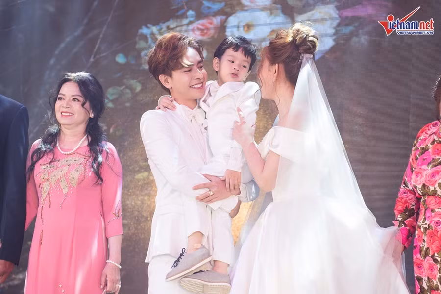 Thu Thủy bật khóc vì câu nói của chồng kém 10 tuổi trong lễ cưới