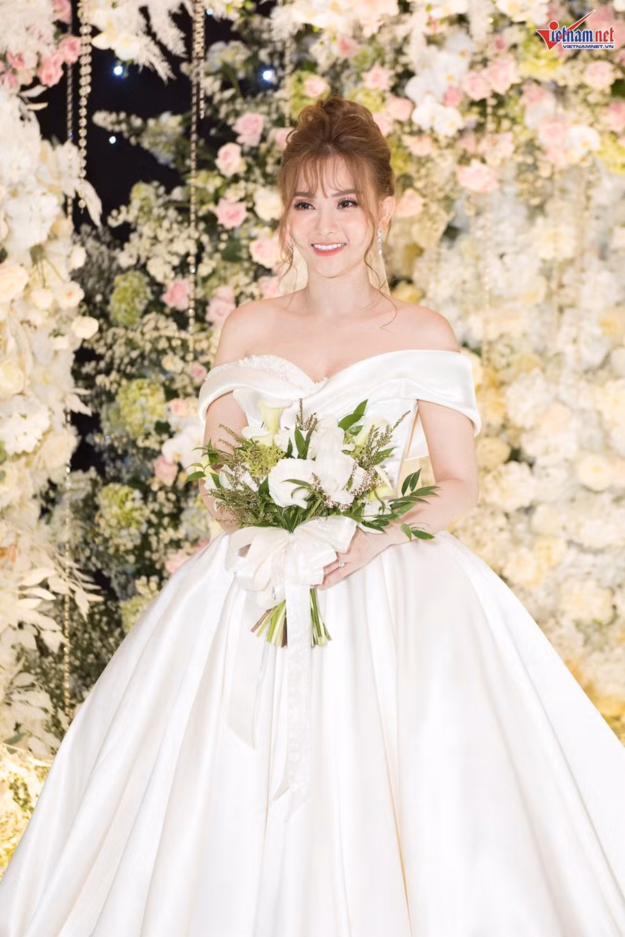 Thu Thủy bật khóc vì câu nói của chồng kém 10 tuổi trong lễ cưới