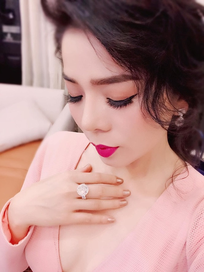 Loạt ảnh Lệ Quyên khoe nhẫn kim cương và đồng hồ tiền tỷ gây ‘choáng’ ảnh 14 Loạt ảnh Lệ Quyên khoe nhẫn kim cương và đồng hồ tiền tỷ gây ‘choáng’ - ảnh 15