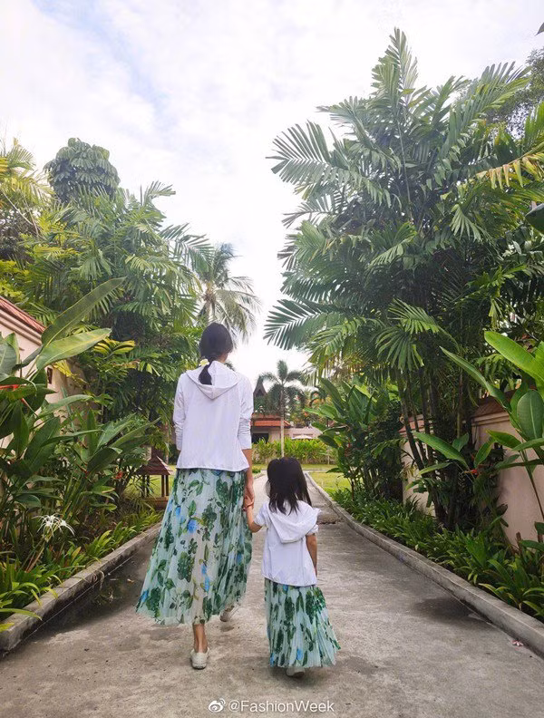 la con gai cua hh dep nhat the gioi va bo "soai ca", co be 3 tuoi nay gay sot - 6