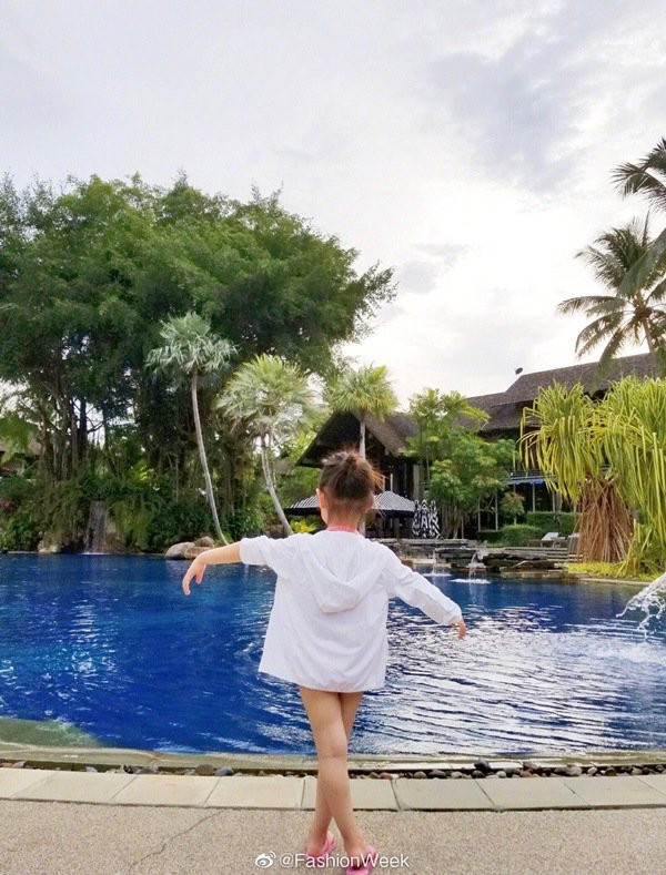 Cô bé 3 tuổi, con gái của Hoa hậu đẹp nhất thế giới gây sốt mạng, hứa hẹn là một tiểu mỹ nhân ảnh 4 la con gai cua hh dep nhat the gioi va bo "soai ca", co be 3 tuoi nay gay sot - 5
