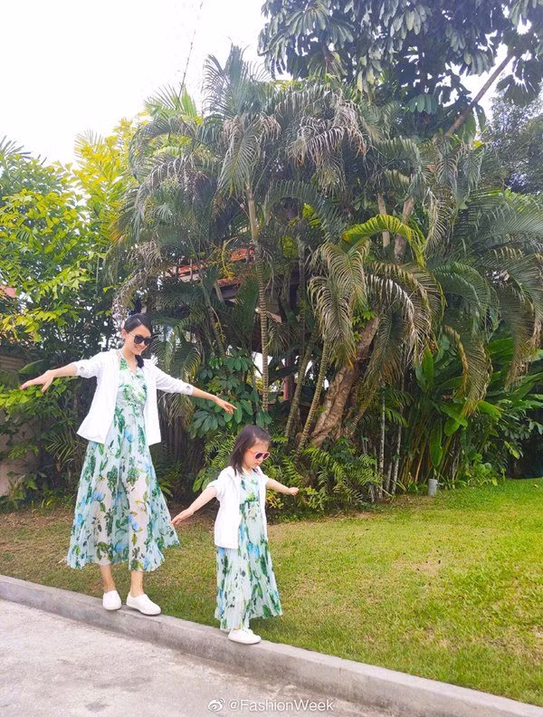 la con gai cua hh dep nhat the gioi va bo "soai ca", co be 3 tuoi nay gay sot - 7