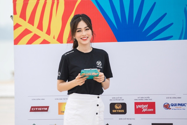 Á hậu Phương Nga đảm nhận vai trò làm MC.
