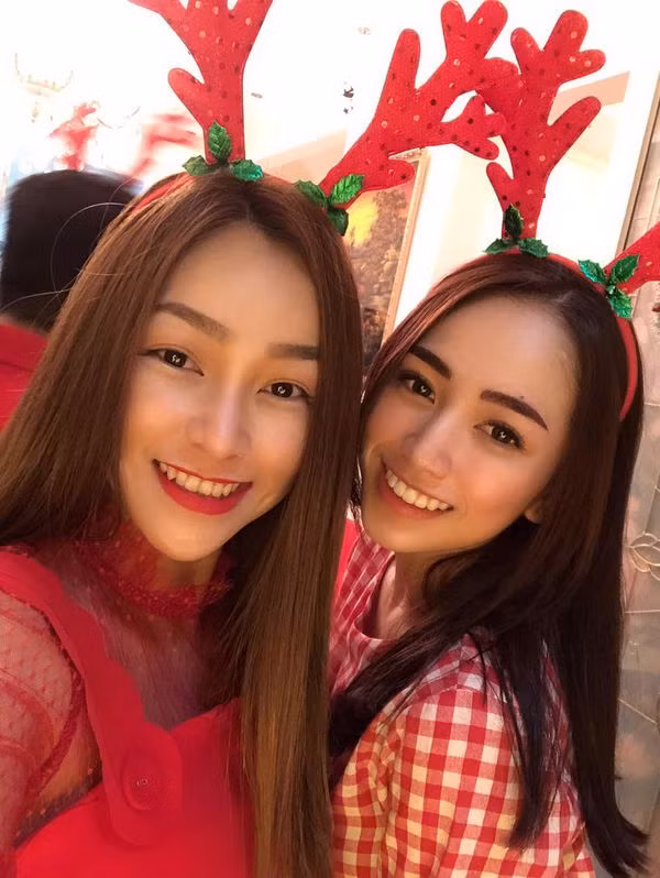 Minh Anh chụp hình chung với mẹ đẻ vào Giáng sinh năm ngoái.