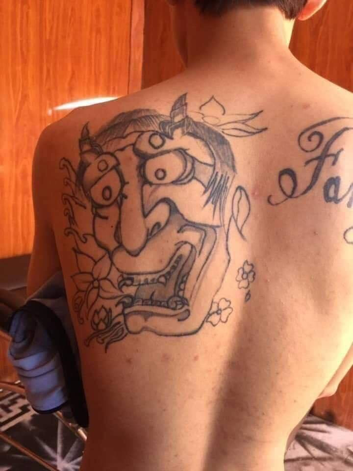 Thanh niên nhờ bạn xăm mặt quỷ để đi đòi nợ rồi nhận cái kết ê chề ảnh 1 Chuyện thanh niên nhờ bạn xăm mặt quỷ để đi đòi nợ rồi nhận cái kết ê chề hút 6 nghìn lượt like xôn xao mạng xã hội-2