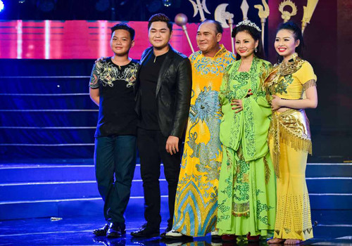 Hậu vụ kiện “Sau ánh hào quang”, mối quan hệ giữa danh hài Duy Phương với vợ cũ Lê Giang ra sao? ảnh 2 Hình ảnh các thành viên gia đình Duy Phương – Lê Giang xuất hiện đầy đủ khi tham gia một gameshow truyền hình trước đây.