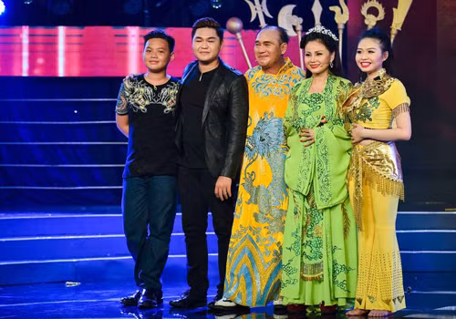 Hình ảnh các thành viên gia đình Duy Phương – Lê Giang xuất hiện đầy đủ khi tham gia một gameshow truyền hình trước đây. 